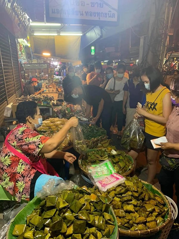 ชาวชลบุรีเข้าคิวต่อแถวยาวเป็นกิโล รอซื้อข้าวต้มมัด-ขนมเทียน ของคุณยาย
