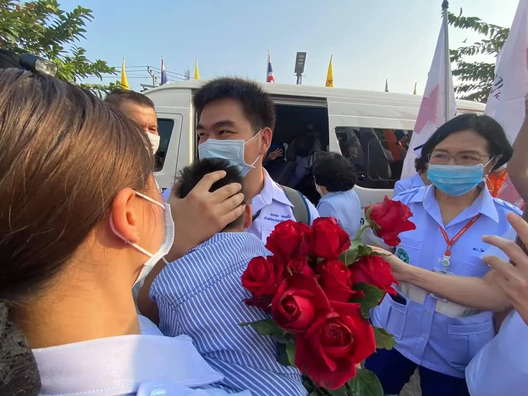 หนูน้อยร้องไห้ส่งคุณพ่อเป็นทัพหน้าสู้โควิด เดินทางจากลำพูนสู่สมุทรสาคร