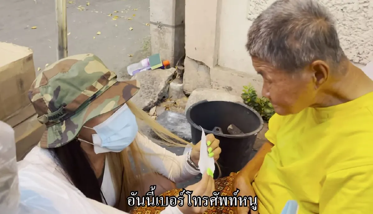 เเห่ชื่นชมพิมรี่พาย ช่วยคุณยายสุขภาพไม่ดี ขายลูกชิ้นด้วยเเขนข้างเดียว