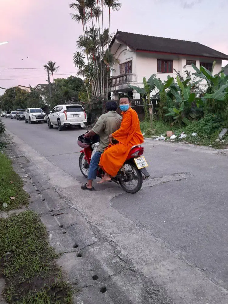 ญาติโยมเสื่อมศรัทธาวัดใกล้บ้าน พระนั่งจยย.บิณฑบาต ปิดฝาบาตรปฏิเสธอาหาร