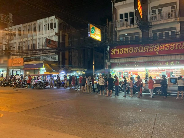 ชาวชลบุรีเข้าคิวต่อแถวยาวเป็นกิโล รอซื้อข้าวต้มมัด-ขนมเทียน ของคุณยาย