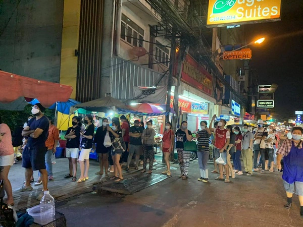ชาวชลบุรีเข้าคิวต่อแถวยาวเป็นกิโล รอซื้อข้าวต้มมัด-ขนมเทียน ของคุณยาย