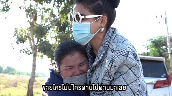 พิมรี่พาย เหมาซื้อเสื้อผ้ามือสอง หลังเห็นแม่ค้านั่งเงียบไม่มีใครมาซื้อ