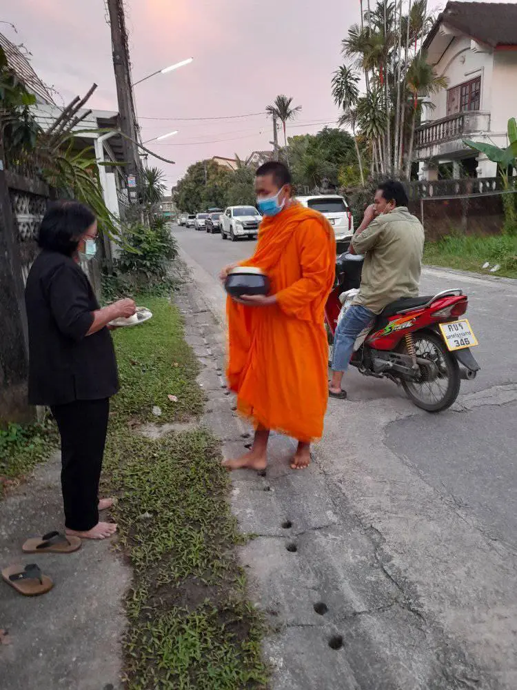 ญาติโยมเสื่อมศรัทธาวัดใกล้บ้าน พระนั่งจยย.บิณฑบาต ปิดฝาบาตรปฏิเสธอาหาร