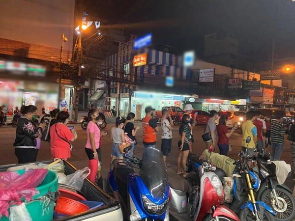 ชาวชลบุรีเข้าคิวต่อแถวยาวเป็นกิโล รอซื้อข้าวต้มมัด-ขนมเทียน ของคุณยาย