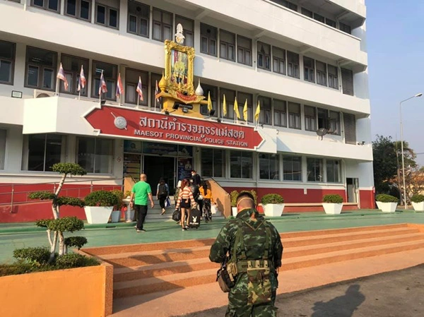สั่งกักตัว ตร.แม่สอด หลังจับสาวไทยติดโควิดจากบ่อนพม่า ลักลอบเข้าประเทศ
