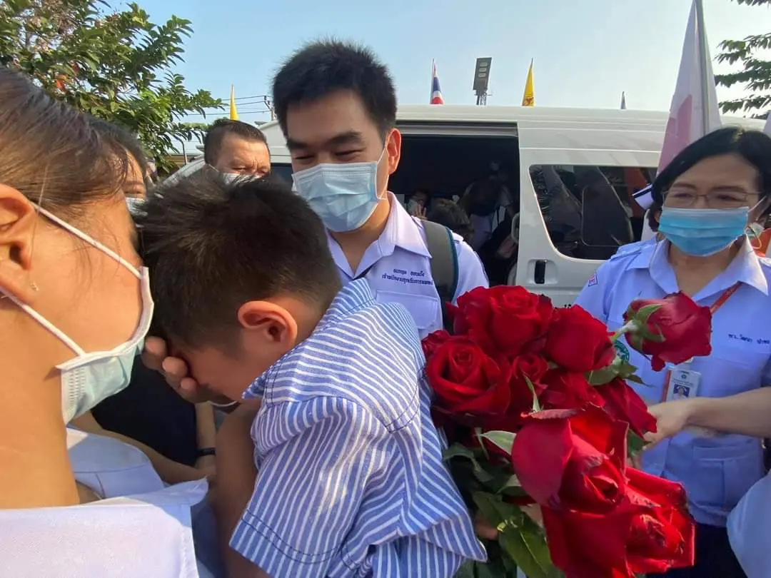 หนูน้อยร้องไห้ส่งคุณพ่อเป็นทัพหน้าสู้โควิด เดินทางจากลำพูนสู่สมุทรสาคร