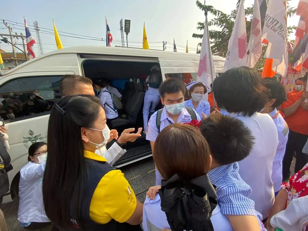 หนูน้อยร้องไห้ส่งคุณพ่อเป็นทัพหน้าสู้โควิด เดินทางจากลำพูนสู่สมุทรสาคร