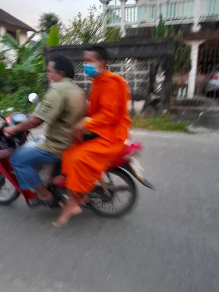 ญาติโยมเสื่อมศรัทธาวัดใกล้บ้าน พระนั่งจยย.บิณฑบาต ปิดฝาบาตรปฏิเสธอาหาร
