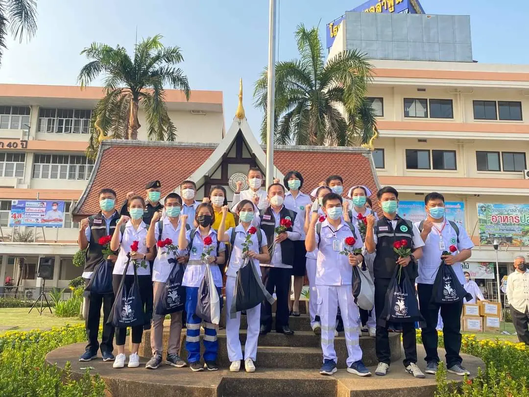 หนูน้อยร้องไห้ส่งคุณพ่อเป็นทัพหน้าสู้โควิด เดินทางจากลำพูนสู่สมุทรสาคร