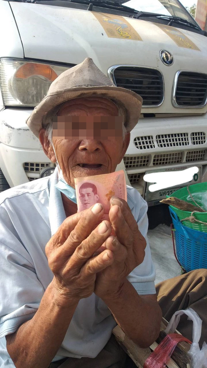 หนุ่มสุดเห็นใจ แม้เป็นคนไร้ศาสนา ขอทำบุญให้ลุงขายฟืนในวันคล้ายวันเกิด
