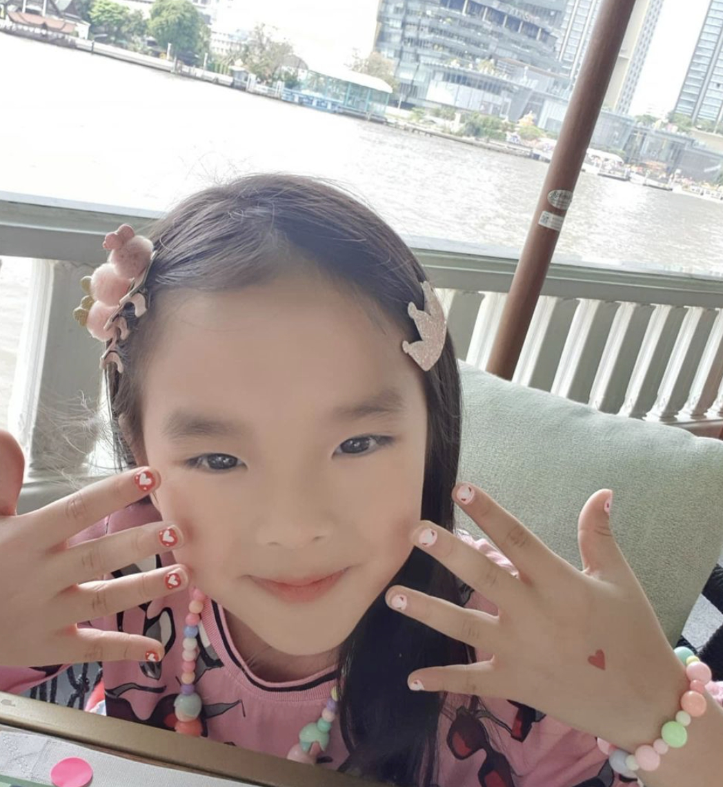 น้องปีใหม่ โตเป็นสาวแล้ว นั่งแต่งหน้าทำผมก่อนออกไปดินเนอร์กับ แม่แอฟ
