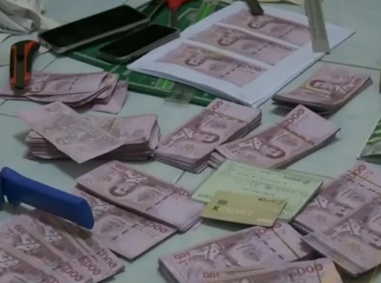 ผลิตง่ายจริงๆ จับโรงงานผลิต"แบงค์ปลอม" พร้อมอุปกรณ์เพียงไม่กี่อย่าง