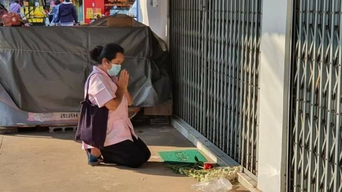 คนไข้แห่วางดอกไม้อาลัยหน้าคลินิกหมอปัญญา หลังเสียชีวิตจากการติดโควิด