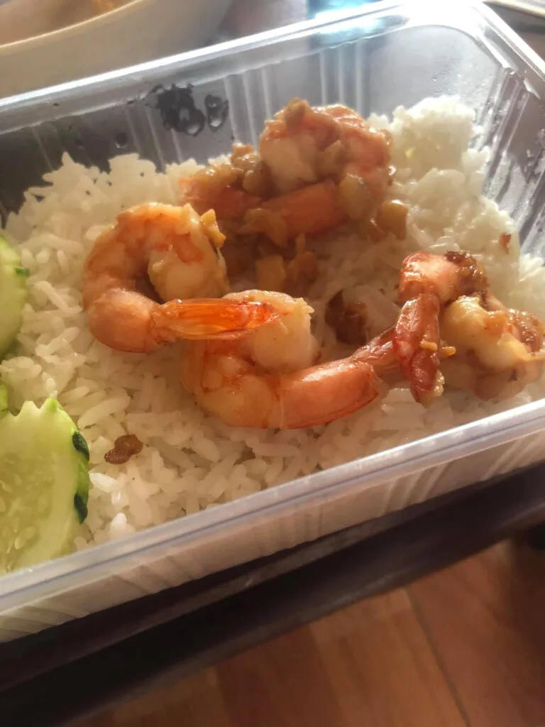ข้าวราดกระเทียมพริกไทยกุ้ง ราคา 85 บาท ได้แค่นี้ ถือว่าแพงไหม?