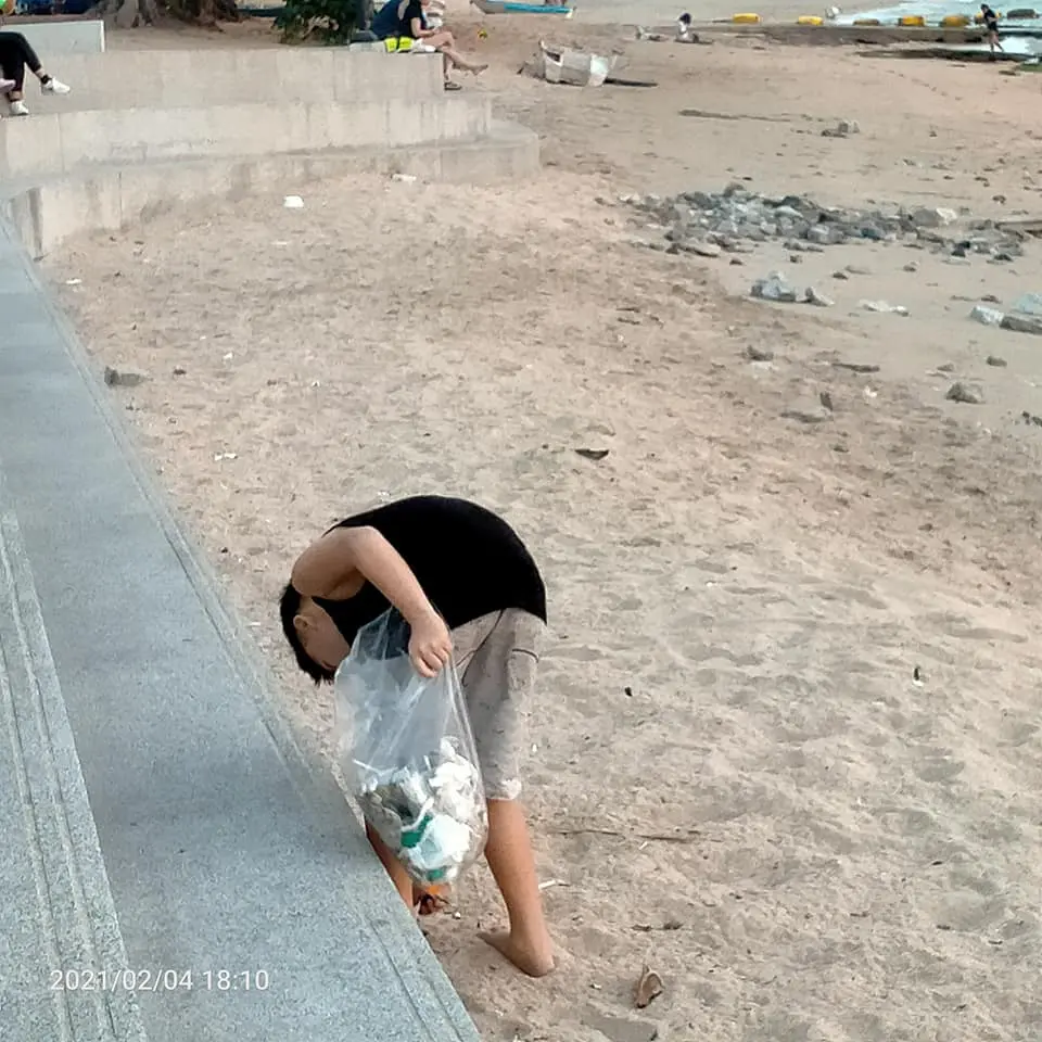 หญิงสาวไปนั่งเล่นชายหาดพัทยา เห็นเด็กลูกครึ่งทำดี จนรู้สึกอายเเทน