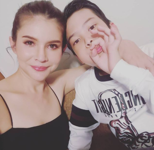 แอนนี่ บรู๊ค น้ำตาซึม หลังลูกชาย น้องฑีฆายุ ขอบคุณแม่ที่ดูแลมาอย่างดี