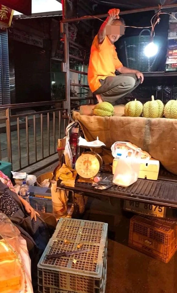 ลูกค้าสาวแวะซื้อ "ทุเรียน" จากร้านริมถนน ก่อนโดนพ่อค้าเล่นไม่ซื่อ