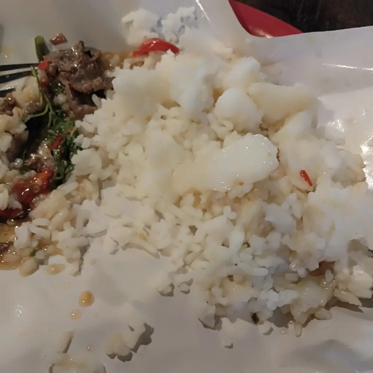 สาวหิวข้าว สั่ง "ผัดกะเพรา" ใส่กล่องมากินที่บ้าน เปิดออกมาเห็นสภาพข้าว