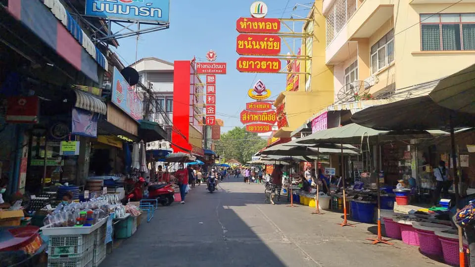 ตลาดสดมหาชัยยังไม่คึกคัก พ่อค้าแม่ค้านั่งเหงา เชิญชวนมาจับจ่ายซื้อของ