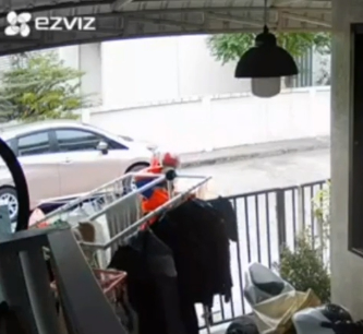 บริการดุจญาติมิตร! "หนุ่มไปรษณีย์" ช่วยขยับราวตากผ้าให้เจ้าของบ้าน