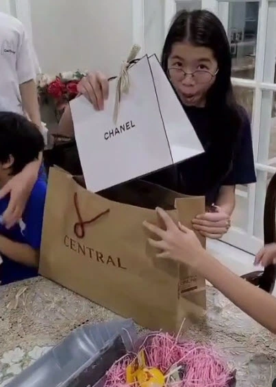 กบ สุวนันท์-บรู๊ค ดนุพร เซอร์ไพรส์ของขวัญหรู ในวันเกิดหลานสาว