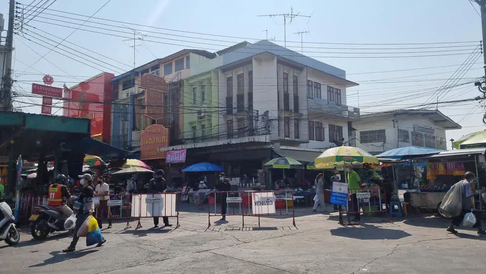 ตลาดสดมหาชัยยังไม่คึกคัก พ่อค้าแม่ค้านั่งเหงา เชิญชวนมาจับจ่ายซื้อของ