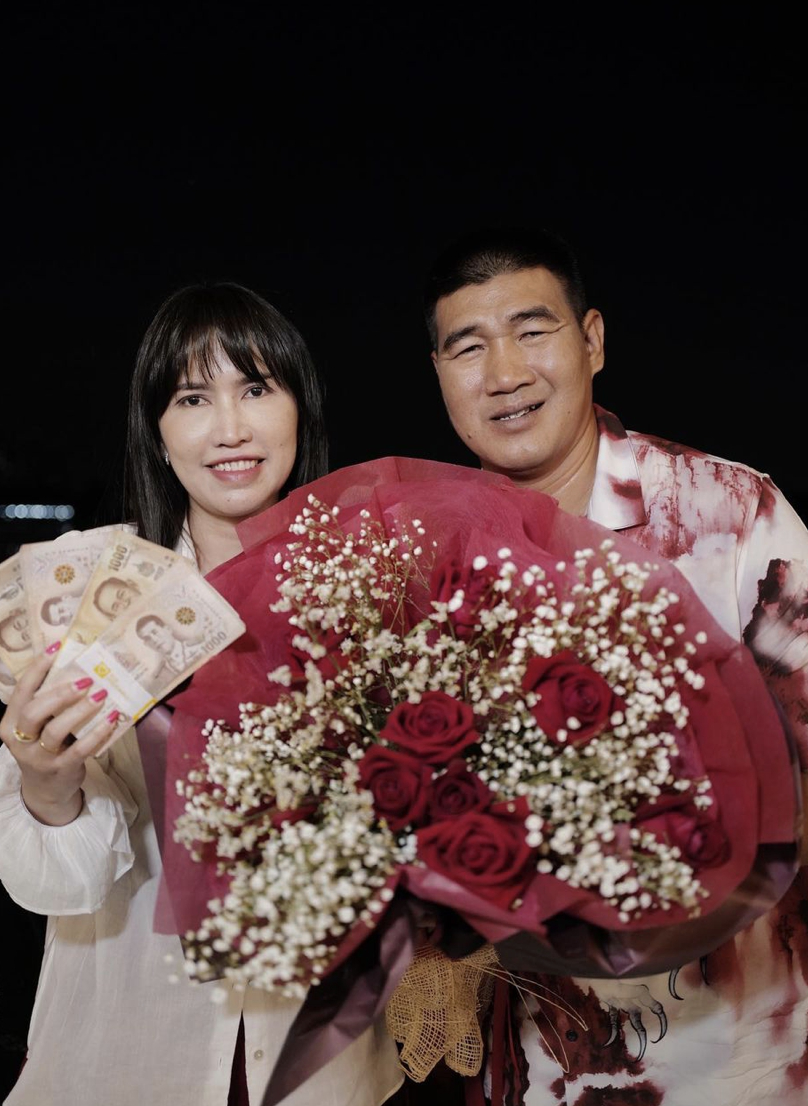 สมรักษ์ คำสิงห์ พาภรรยา ดินเนอร์ในรอบ30ปี พร้อมเซอร์ไพรส์เงินสด5แสน