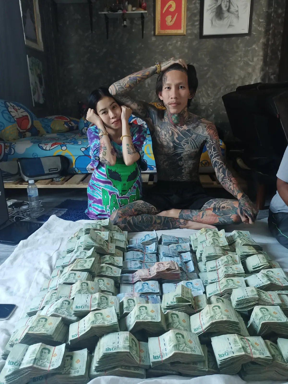 สองสามีภรรยาวัยรุ่น ตั้งใจเก็บออมเงินใส่กระปุกให้ลูกๆ