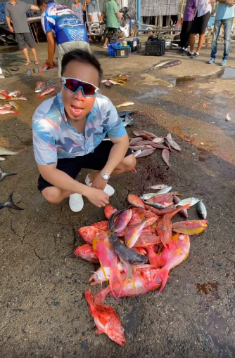 ชาวเน็ตจวกยับ ถามดีเจภูมิต้องกินทุกตัวไหม ปมล่องเรือเปิบปลาสวยงาม