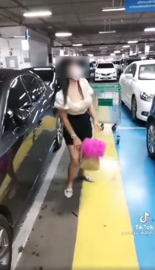 สาวนึกห้าว ถ่ายคลิปติดป้ายที่จอดรถคนพิการ ก่อนทำท่าเดินเป๋ไปช็อปปิ้ง