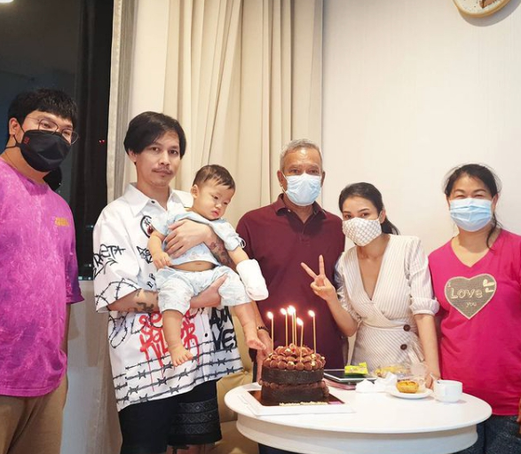 ชมพู่ ก่อนบ่าย ฉลองวันเกิดสามีที่โรงพยาบาล หลังลูกชาย น้องธารา ป่วย