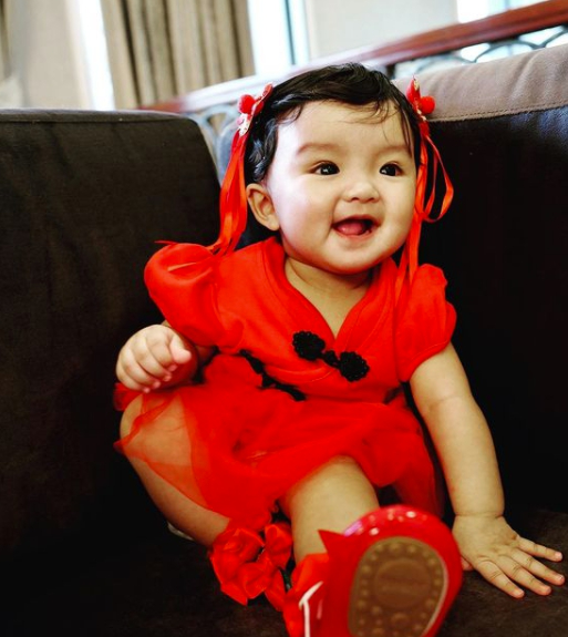 ใบเตย อาร์สยาม อุ้มลูกสาว น้องเวทมนตร์ ถ่ายแบบชุดกี่เพ้า เทศกาลตรุษจีน