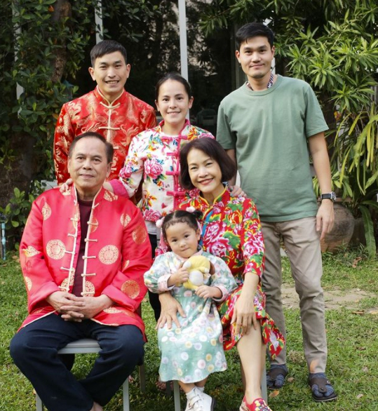 คุณปู่ไพวงษ์ มอบอั่งเปาก้อนโตให้ น้องปีใหม่ สยบดราม่าลืมหลานสาวคนโต