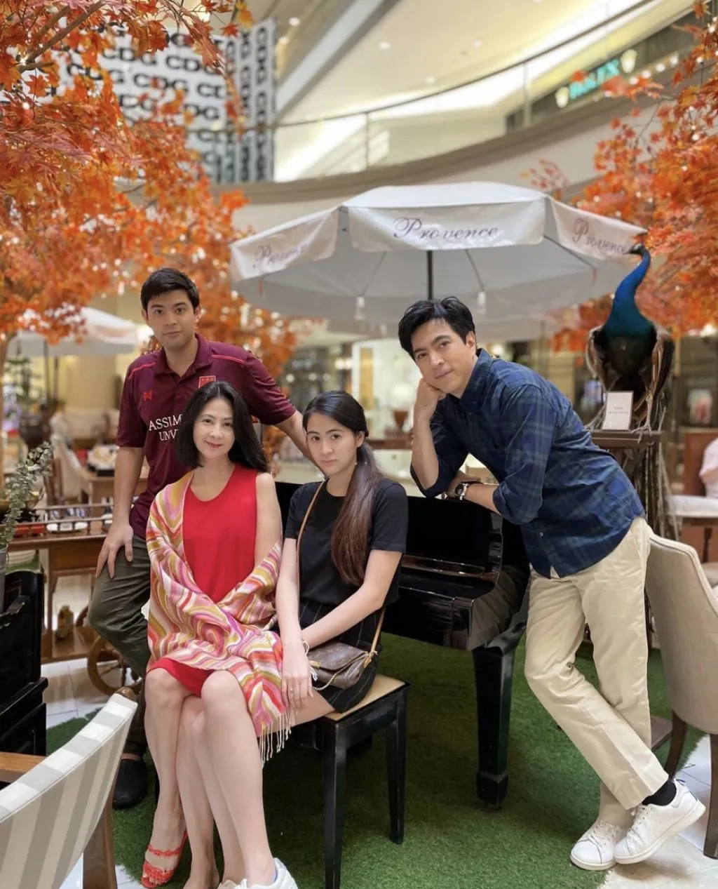 แซม ยุรนันท์ ถือเค้กอวยพรวันเกิด คุณแม่ อายุ 93 ปี อย่างเรียบง่าย