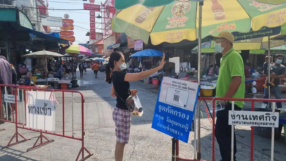 ตลาดสดมหาชัยยังไม่คึกคัก พ่อค้าแม่ค้านั่งเหงา เชิญชวนมาจับจ่ายซื้อของ