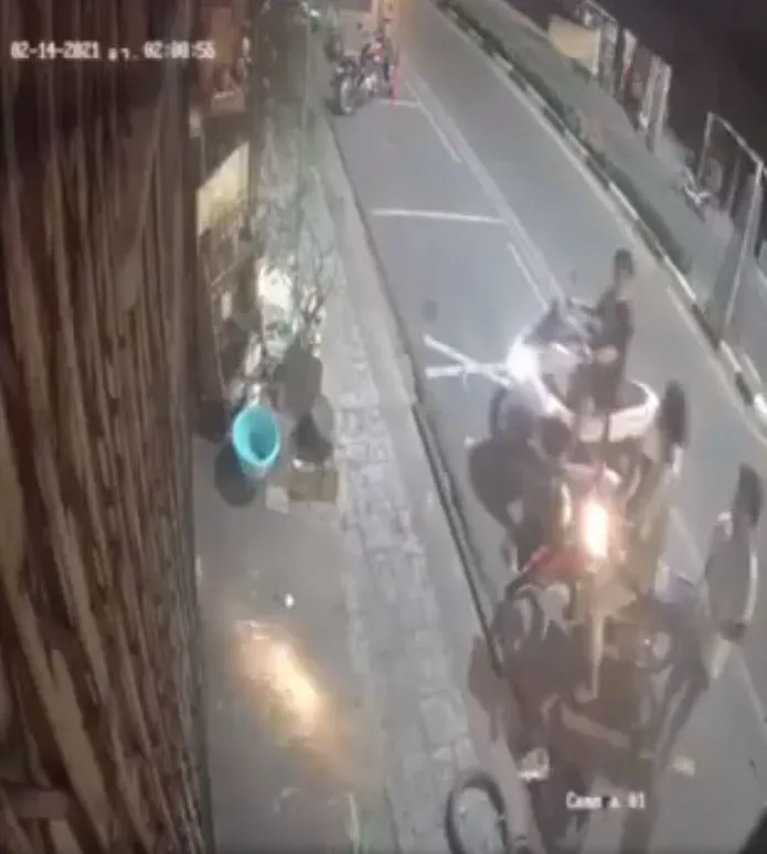 เจ้าของร้านซ่อมมอเตอร์ไซค์ลืมเก็บขวดน้ำมันเข้าร้าน ตื่นเช้ามาหายไป1ขวด