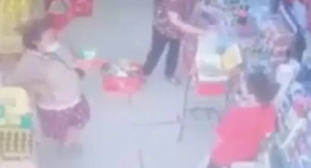 เจอตัวแล้ว ป้าโดดถีบหญิงสาวยืนจ่ายเงินหน้าเคาน์เตอร์
