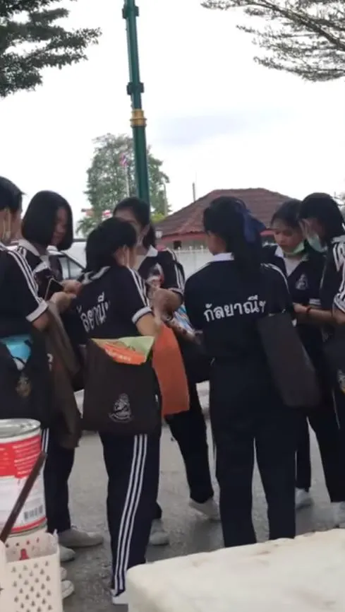 นักเรียนเห็นคุณลุงเเล้วสงสาร บอกเพื่อนๆกลุ่มใหญ่รวมเงินจ่ายค่าปรับให้