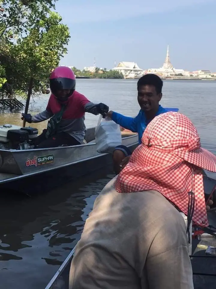 เปิดมิติใหม่ของพนักงานส่งอาหาร ของฟู้ดแพนด้า สุดจัดในย่านบางปะกง