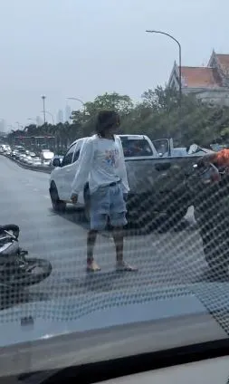 สกัดจับหนุ่มหลอนซิ่งกระบะชนดะบนสะพาน ซ้ำโชว์กร่างจะหนีแต่สุดท้ายไม่รอด