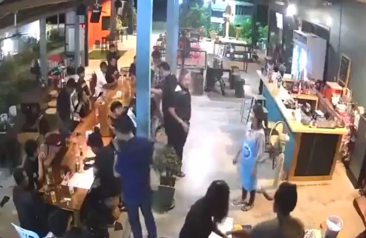 ครูชายเมาหนักอยากร้องเพลง โวยขอเครื่องเสียง เเต่ร้านข้าวต้มไม่จัดให้