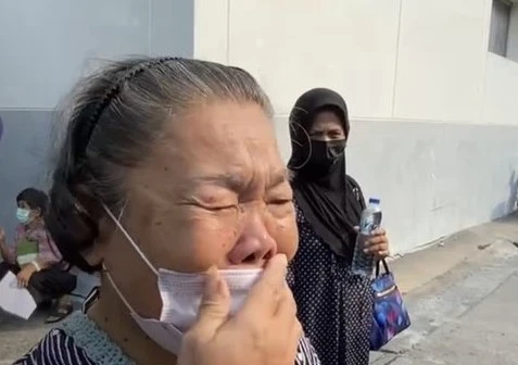 ยายร่ำไห้ มาลงทะเบียน"เราชนะ" โดนเจ้าหน้าที่ดุเหมือนหมา