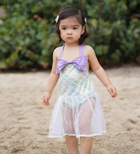 ลิเดีย แปลงโฉมลูกสาว น้องเดมี่ เป็นนางเงือกน้อยยืนถ่ายรูปริมทะเล