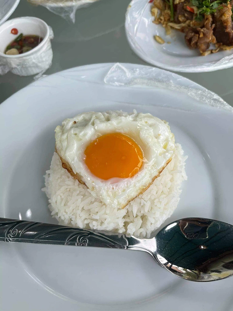 สาวรับไม่ได้ สั่งกะเพรา-หมูทอด ที่รีสอร์ตในเกาะช้าง 2 จาน 500 บาท