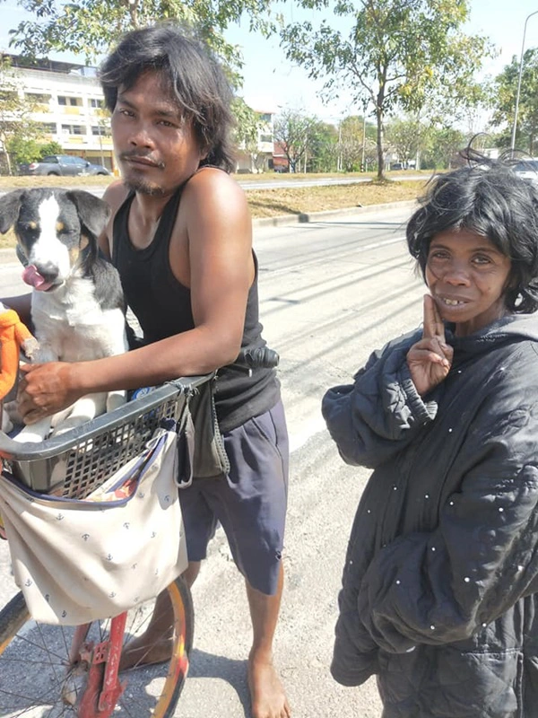 2 สามีภรรยาไร้เงิน หอบหิ้วสุนัขปั่นจักรยานเข้า กทม. เพื่อหางานทำ
