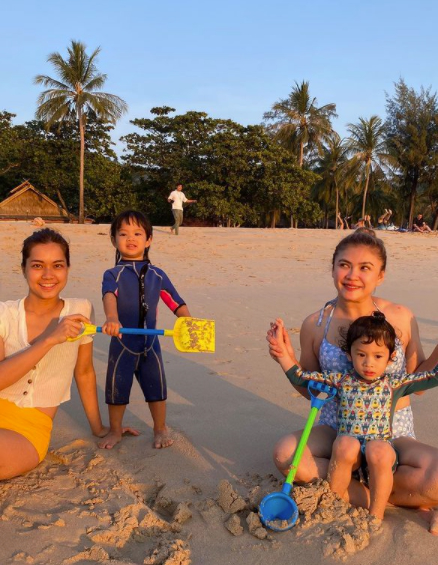 ชาคริต พาลูกชาย น้องโพธิ์ เที่ยวพักผ่อนทะเลภูเก็ต ในวันหยุดอย่างอบอุ่น