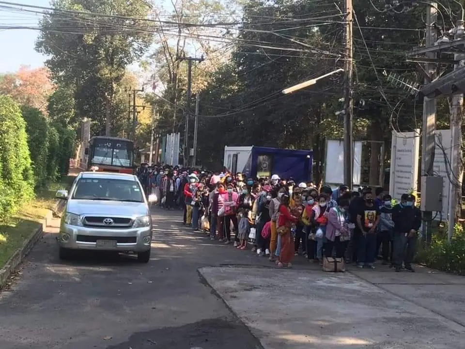 เเรงงานกัมพูชากว่า500คน เดินทางข้ามเเดนตามเงื่อนไขผลักดันกลับประเทศ