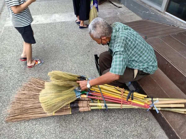 สุดสงสาร คุณตานั่งคอตก ต้องทนหิวเพราะขายไม้กวาดไม่ได้