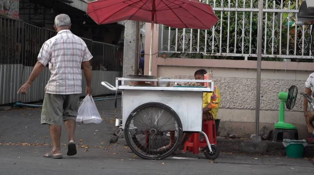 กราบหัวใจ พิมรี่พาย ช่วยยายขายลูกชิ้นปิ้ง หาอาชีพใหม่ จนขายดิบขายดี
